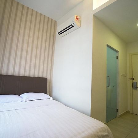 Crystal Garden Hotel - Seri Kembangan Exterior photo
